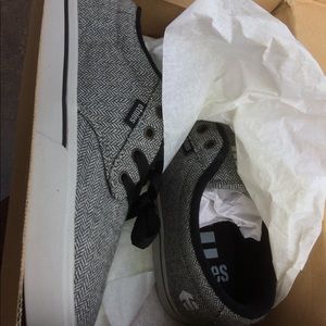 Brand new never worn size 7.5 men’s Etnies!!